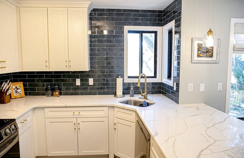 Ocean Ridge Condo | Golf course adjacent, beach-themed condo with sunroom, washer/dryer, & AC