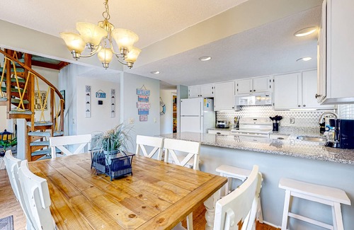Ocean Ridge Cottage | Golf course-front beach home with full kitchen - close to the beach