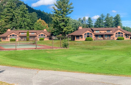 Woodstock Apartment | Golf Course View Studio w/ Fast WiFi plus Shared Pools, Hot Tub, & Game Room