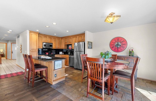 Downtown Leavenworth Condo | Golf Course View Condo Quick Walk to Downtown Leavenworth & Resort Pools!
