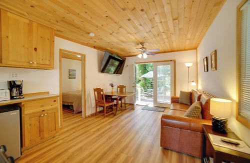 Cobb Cottage | Golf, Hike, Sip Wine: Cobb Mountain Cabin w/Patio