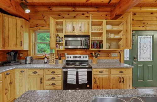 Logan Cabin | Golf Simulator Huge Game Room Hot Tub Cozy Cabin in Hocking Hills