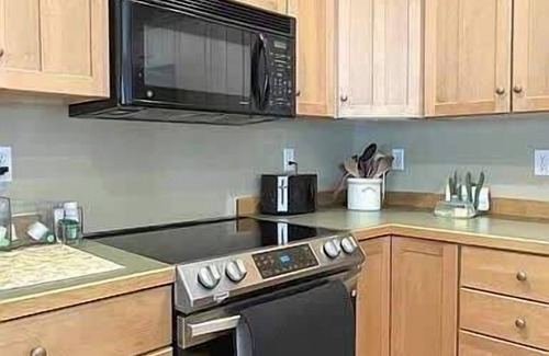 Chief Golf Cottages Villa | GolfCondo-ChiefCourse - Pool- Hole # 2 backyard