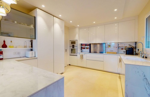 Gassin Villa | Golfe de St Tropez. Modern villa with heated swimming pool