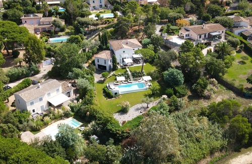 Gassin Villa | Golfe de St Tropez. Modern villa with heated swimming pool
