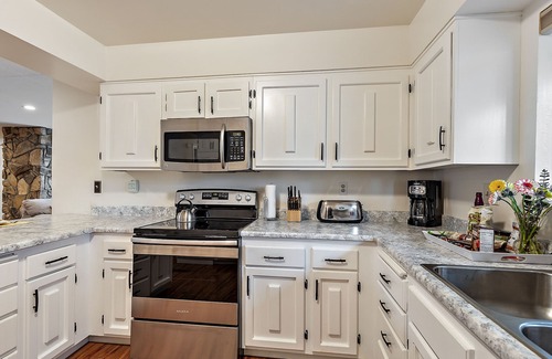 Medford House | Golfers and Family Paradise! Large Open& Spacious Home w/Hot Tub! Fully Stocked!