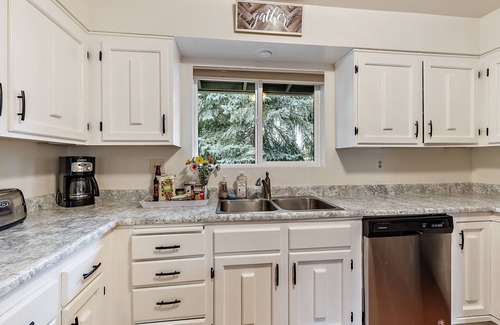 Medford House | Golfers and Family Paradise! Large Open& Spacious Home w/Hot Tub! Fully Stocked!