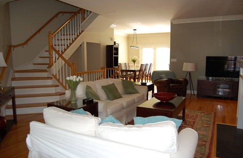 Arnold House | Golfers? Kids? Pets? This elegant town home is beautifully furnished and is located in the Bay Hills golf course community.