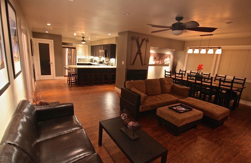 Lakeside Park Villa | Gondola Lodge Main House Downstairs 3br+full kitchen+game room, spa, Pool Table
