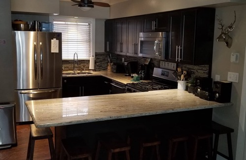 Lakeside Park Villa | Gondola Lodge Main House Downstairs 3br+full kitchen+game room, spa, Pool Table