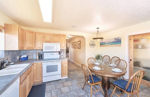 Long Beach House | Gone Coastal: A Beautifully Spacious Getaway in the Heart of Downtown Long Beach