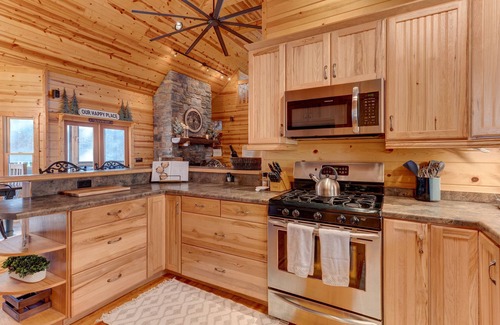 Ellijay Cabin | Gone Squatchin Creekside Cabin~5 Mins to Wineries & Apple Orchards~ Dog Friendly