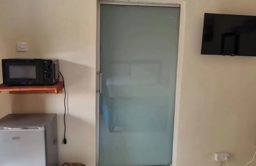 Harare East House | Gono Compound 1 - B&B with Queen bednn