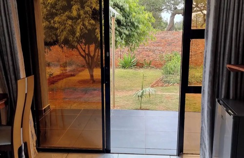 Harare East House | Gono Compound 1 - B&B with Queen bednn