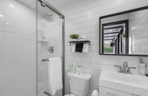 Willis Other | Good Smoke -2 mins to Lake Conroe! Rooftop deck, Heated Pool, Fire Pit