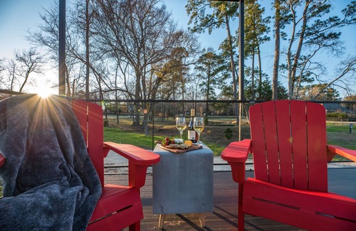 Willis Other | Good Smoke -2 mins to Lake Conroe! Rooftop deck, Heated Pool, Fire Pit