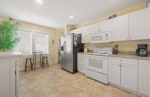 Bermuda Bay House | Good Vibes at Cambridge Cove Town Home, Family Fun Water Park, Beat Traffic with Flex-Stay