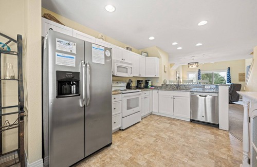 Bermuda Bay House | Good Vibes at Cambridge Cove Town Home, Family Fun Water Park, Beat Traffic with Flex-Stay