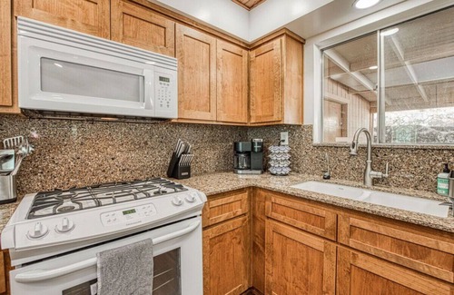 Wishon House | Good Vibes getaway lake views, Marina, private Boat Slip