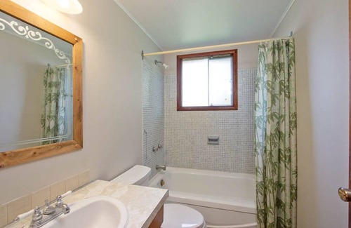 Bayfield Cottage | Good Vibrations, Large yard, close to Beach
