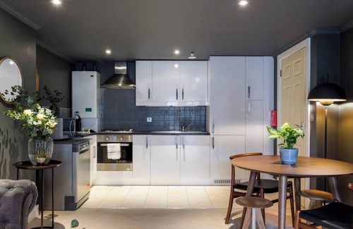 Hammersmith and Fulham Apartment | Gorgeous 2 bed flat in Barons Court - designed