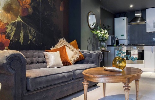 Hammersmith and Fulham Apartment | Gorgeous 2 bed flat in Barons Court - designed
