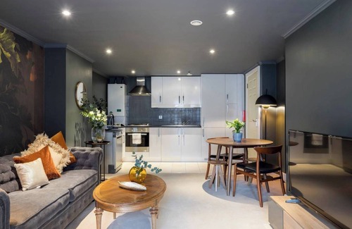 Hammersmith and Fulham Apartment | Gorgeous 2 bed flat in Barons Court - designed