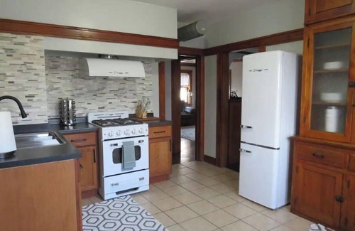 Wauwatosa Apartment | Gorgeous 3 Bedroom Apartment w/Free Parking