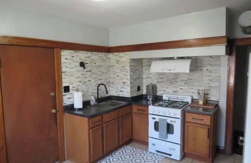 Wauwatosa Apartment | Gorgeous 3 Bedroom Apartment w/Free Parking