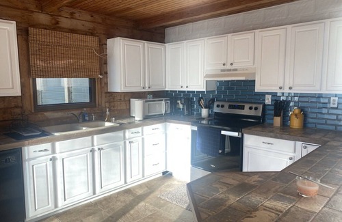 Kingston House | Gorgeous 3 story lake Texoma home on the water !