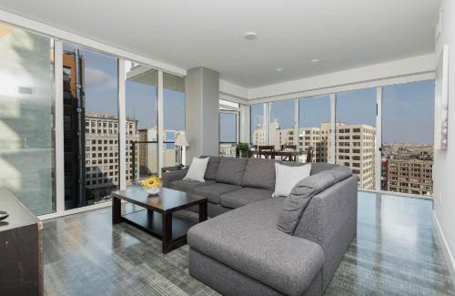 Downtown Los Angeles Apartment | Gorgeous 3BR High-Rise with Pool, Spa & City Views