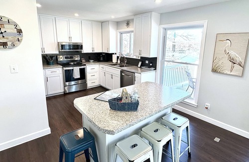 Shawnee Bend House | Gorgeous 3BR Lakefront Home - HOT TUB + Lake views