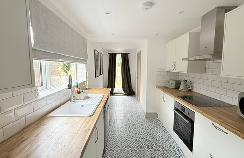 Southampton House | Gorgeous 4 bedroom house- with free parking