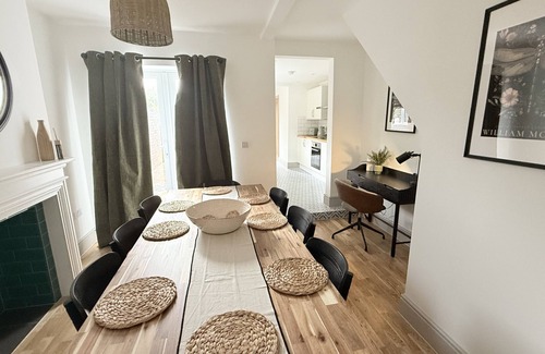Southampton House | Gorgeous 4 bedroom house- with free parking