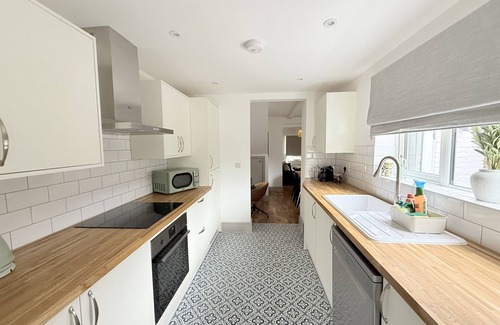 Southampton House | Gorgeous 4 bedroom house- with free parking