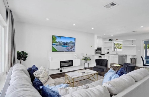 Deerfield Beach Villa | Gorgeous 4BR Brand new HTD Pool & Jacuzzi 1Mile