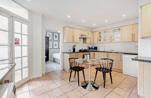 St. Johns Wood Apartment | Gorgeous 6 Bedroom flat in Central London