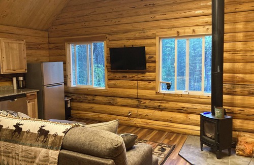 Kalispell Cabin | Gorgeous Amish Cabin at Ashley Lake
