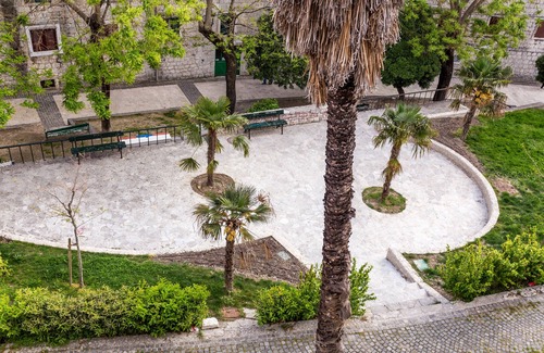 Split Apartment | Gorgeous and Spacious Apartment Equipped with Unique and Valuable Furniture