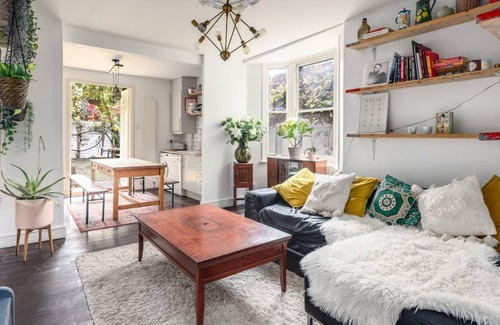 Hackney Downs Apartment | Gorgeous and Vibrant 3 Bedroom Apartment in London