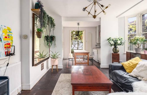 Hackney Downs Apartment | Gorgeous and Vibrant 3 Bedroom Apartment in London