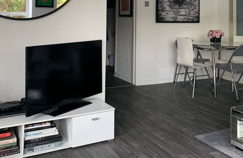 Camden Town with Primrose Hill Apartment | Gorgeous apartment opp regents park mins away from central london.