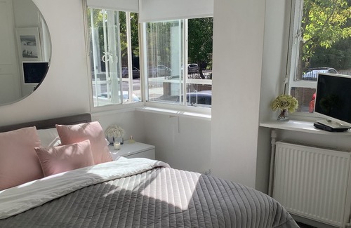 Camden Town with Primrose Hill Apartment | Gorgeous apartment opp regents park mins away from central london.
