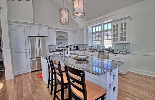 Avalon House | GORGEOUS BEACHBLOCK HOME WITH OCEANVIEWS, HEATED SWIMMING POOL AND ELEVATOR!