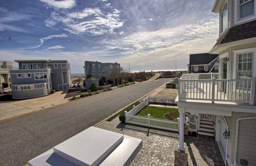 Avalon House | GORGEOUS BEACHBLOCK HOME WITH OCEANVIEWS, HEATED SWIMMING POOL AND ELEVATOR!