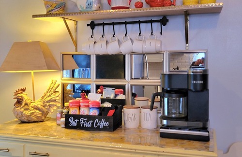 Detroit House | Gorgeous, Bright & Cheerful home away from home - Mins to Dntwn Det