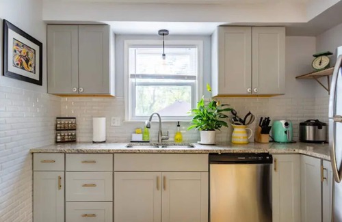 Detroit House | Gorgeous, Bright & Cheerful home away from home - Mins to Dntwn Det