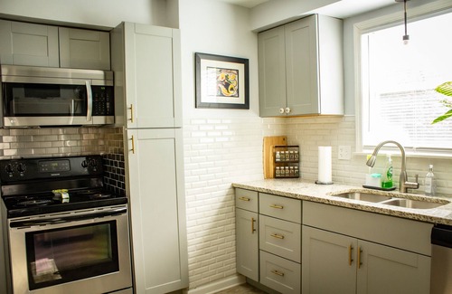 Detroit House | Gorgeous, Bright & Cheerful home away from home - Mins to Dntwn Det