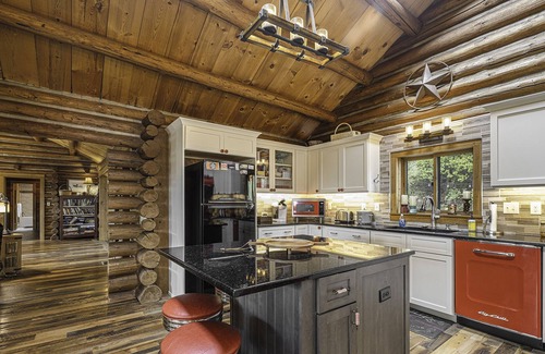 Lyons Cabin | Gorgeous Cabin Located Near Rocky Mountain National Park