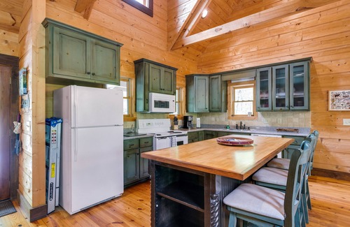 McCaysville Cabin | Gorgeous cabin w/game room, huge decks, & water views - near hiking & fishing